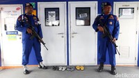 Penjagaan juga dilakukan di pintu masuk bank terapung.