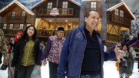 Trans Snow World Juanda yang diresmikan oleh Chairul Tanjung ini berada di area Trans Park Juanda yang hanya berjarak 100 meter dari stasiun Bekasi Timur.