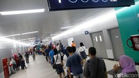 Antrean warga yang akan menaiki MRT tampak mengular panjang.