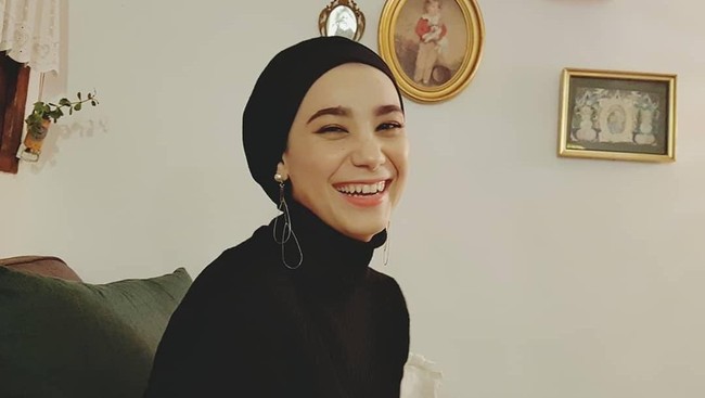 Dalam akun YouTube dan beberapa postingan Instagram, Kim Miso sering memakai bahasa Arab di samping menggunakan bahasa Inggris dan Korea. Dalam beberapa postingan dia juga menggunakan hashtag hijabers Indonesia. Ya, sejak beberapa tahun belakangan selebgram 25 tahun ini juga memiliki banyak fans dari Indonesia. Foto: Dok. Instagram @kimmiso1194