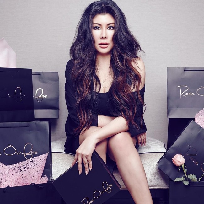 Kini dua tahun berlalu setelah kisahnya melepaskan harta demi cinta terungkap, Angeline sibuk mengembangkan kariernya di dunia bisnis fashion. Dia memiliki label busana Rosie on Fire yang menjual kimono mewah. Bisnisnya semakin berkembang, meskipun tanpa bantuan sang ayah. Selain kimono mewah, label busananya kini juga menjual dress, syal dan aksesori. Foto: Dok. Facebook, Instagram Angeline Francis Khoo