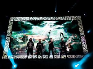 Tutup Konser Boyzone, Ronan Keating Lempar Simbol Saranghae ke Penonton