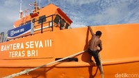 Mereka menjadikan kapal Bahtera Seva sebagai tempat untuk melompat ke laut.