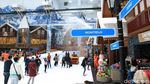 Foto Seru Main Salju di Trans Snow World Juanda Bekasi