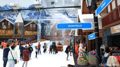Foto Seru Main Salju di Trans Snow World Juanda Bekasi