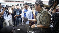 Sandiaga sempat meninjau produk UMKM yang dijual di Sragen Young Entrepreneur Summit (YES) 2019. Istimewa/Endah Dwi Ekowati