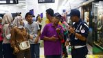 Potret Petugas Bantu Warga yang Antusias Naik MRT