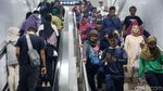 Warga Rela Antre Panjang Demi Naik MRT Jakarta
