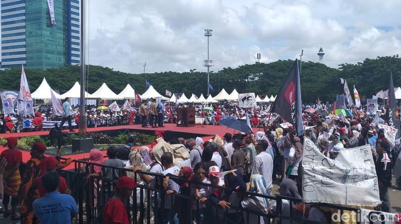 Massa Kampanye Akbar Prabowo Mulai Ramaikan Lapangan Karebosi Makassar Massa Kampanye Akbar Prabowo Mulai Ramaikan Lapangan Karebosi Makassar