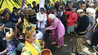 Ritual dalam acara Mieling Ngadegna Galuh. Acara ini diharapkan mendorong kebersamaan dan persaudaraan di tahun politik Indonesia (Dadang/detikcom)