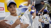 Selain MRT Jakarta, JakCard Bank DKI juga dapat dipergunakan untuk naik fasilitas layanan publik seperti Transjakarta dan transaksi pembayaran tiket untuk program regular dan personal frequent rider Kereta Bandara. JakCard juga bisa digunakan untuk melakukan transaksi pembayaran di Jakarta kawasan wisata publik seperti Monumen Nasional, Taman Margasatwa Ragunan, dan Museum Seni & Keramik. Foto: dok. Bank DKI