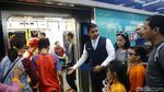 Potret Petugas Bantu Warga yang Antusias Naik MRT