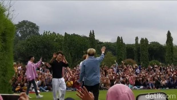 'Lautan' Fans Berdesak-desakan di Candi Prambanan Demi Bertemu SuJu dan TVXQ