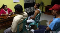 Meski kondisi jaringan yang tak menentu itu kerap terjadi, sejumlah pelanggan Badar tetap bersedia untuk mengantre melakukan transaksi perbankan. Salah satu alasannya, keberadaan agen BRILink memudahkan mereka untuk melakukan aktivitas perbankan ketimbang harus menempuh waktu berhari-hari untuk menyeberang pulau hanya sekadar untuk menarik uang atau transfer.
