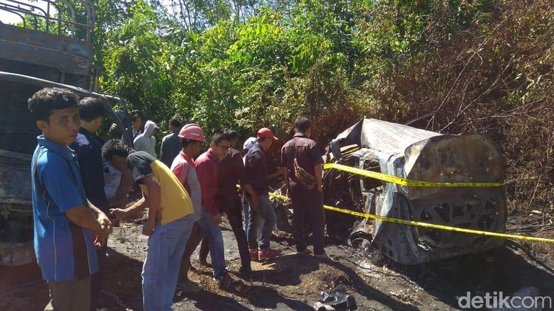 Mobil Terbakar Usai Tabrakan dengan Truk di Jambi, 5 Karyawan Bank Tewas Mobil Terbakar Usai Tabrakan dengan Truk di Jambi, 5 Karyawan Bank Tewas