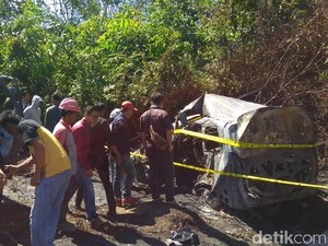 Mobil Terbakar Usai Tabrakan dengan Truk di Jambi, 5 Karyawan Bank Tewas