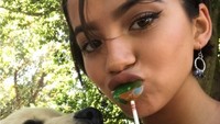 Duh, Isabela sepertinya berebut permen sama anjingnya nih! Foto: Instagram isabelamoner