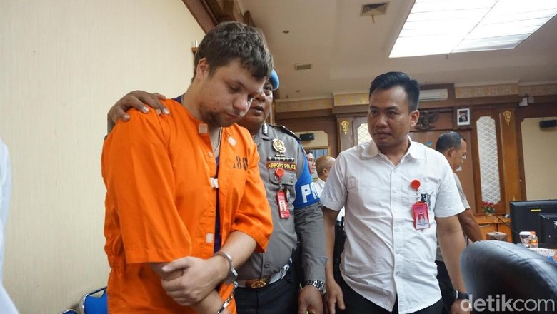 WN Rusia Penyelundup Orang Utan ke Bali Jadi Tersangka WN Rusia Penyelundup Orang Utan ke Bali Jadi Tersangka