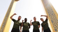 Para pemain Arsenal berkunjung ke Dubai, UEA untuk pertandingan persahabatan melawan Al Nasr dan peresmian Stadion Al Maktoum. Beberapa dari pesepakbola ini sempat ikut tur ke landmark-landmark Dubai, seperti Dubai Frame, bangunan berbentuk bingkai terbesar dunia (arsenal/Instagram)