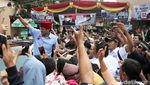 Berkopiah Merah, Sandiaga Uno Sapa Warga Jakarta Utara