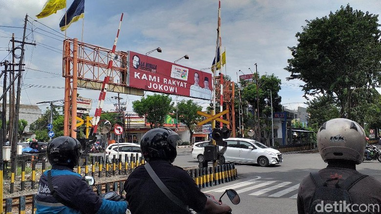 Spanduk Rakyat Jokowi, Pakar Bahasa: Biasa Dilebih-lebihkan dan Didramatisir Spanduk Rakyat Jokowi, Pakar Bahasa: Biasa Dilebih-lebihkan dan Didramatisir