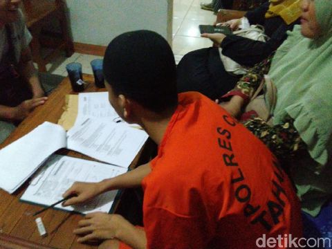 Tersangka kasus pengeroyokan berstatus siswa SMK ini melaksanakan ujian nasional di Mapolres Ciamis.