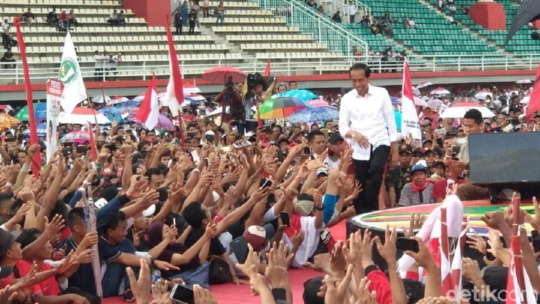 Kampanye di Jember, Jokowi Tawarkan 3 Program Kartu Unggulan Kampanye di Jember, Jokowi Tawarkan 3 Program Kartu Unggulan