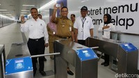 Anies menunjukkan kartu elektronik yang akan digunakan untuk masuk ke halte.