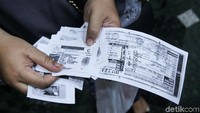 Sejumlah persyaratan pun dibawa untuk pengambilan tiket.