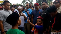 Sandi nampak terhibur menyaksikan aksi bocah-bocah cilik dalam menampilkan kesenian palang pintu khas Betawi.