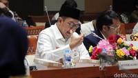 Menag Lukman memaparkan pandangannya saat menggelar rapat kerja bersama Komisi VIII DPR.
