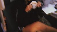 Sedang berada di pesawat, Jesslyn tengah menikmati milk tea hangat sambil menghangatkan tubuh. Foto: Instagram@jesslyn_limm