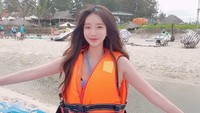 Senangnya Bomi habis main paralayang di pantai. (bomi1004/Instagram)