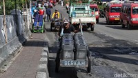 Menurut mereka, warga di Jakarta Utara khususnya di kampung nelayan masih sangat membutuhkan air bersih yang dijual dengan jeriken karena air disana payau/asin.