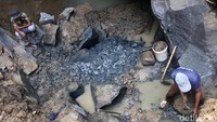 Rohmat (56), seorang perajin cobek mengatakan proses pembuatan alat masak tersebut ternyata tak mudah. Perlu adanya kejelian tinggi saat memilah batu yang bisa dijadikan bahan dasar cobek.