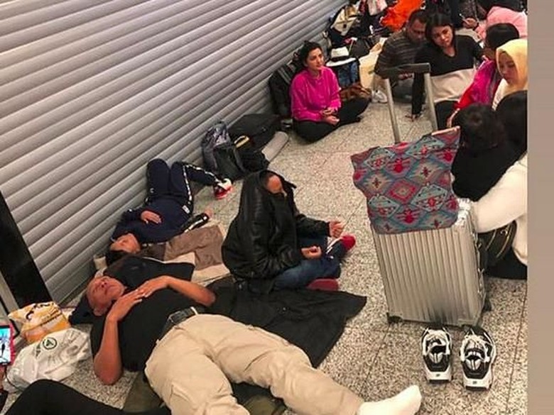 Kembali ke Indonesia, Keluarga Ashanty dan Anang Sempat Ngemper di Bandara Kembali ke Indonesia, Keluarga Ashanty dan Anang Sempat Ngemper di Bandara