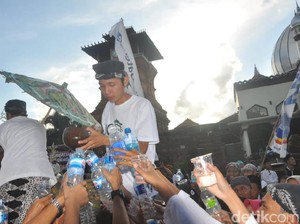 Meriahnya Kirab Air Sendang di Hari Jadi Menara Kudus