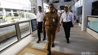 Anies Baswedan tiba di Halte TransJakarta Bundaran Hotel Indonesia.