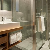 Salah satu sudut kamar mandi di Muji Hotel Tokyo. Perpaduan kayu dan lantai granit abu-abu menghadirkan atmosfer yang kekinian. Foto: Dok. Muji