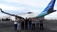 Direktur Utama Garuda Indonesia Ari Askhara, President Director PT MMKSI Naoya Nakamura dan jajaran direktur/manajemen Garuda Indonesia pose bersama di depan pesawat Airbus 330 milik Garuda Indonesia dengan rute Jakarta-Nagoya. Istimewa/Garuda Indonesia.