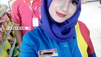 Nah, kira-kira ini gambaran kalau pekerja minimarket A menyambangi minimarket B. Di mana kedua minimarket memang letaknya selalu berdekatan. Foto: Instagram @hermawand__