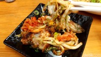 Satu paket lengkap untuk dihabiskan 3 orang. Harganya mulai dari JPY 1.000-2.500 atau sekitar Rp 100 ribuan untuk satu loyang okonomiyaki. (Bonauli/detikcom)