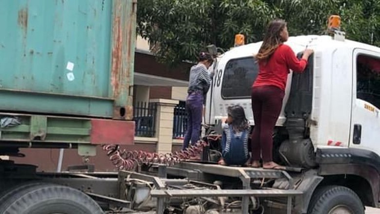 Bahaya! Kelakuan Kids Zaman Now Naik di Sambungan Truk Trailer Bahaya! Kelakuan Kids Zaman Now Naik di Sambungan Truk Trailer