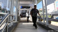 Halte TransJakarta Bundaran HI juga merupakan halte percontohan. Halte ini merupakan halte percontohan moda transportasi yang terintegrasi di DKI Jakarta. Jadi penumpang dari TransJakarta bisa langsung menggunakan kereta MRT tanpa harus menyeberangi jalan menuju halte. Sejumlah layanan teknologi tersedia di halte ini. Mulai dari vending machine, gate, signage digital, hingga layar monitor untuk memantau pergerakan bus. Agung Pambudhy/Dok. Detikcom.