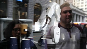Kehadiran robot barista ini memberi daya tarik tersendiri. (Foto: Justin Sullivan/Getty Images)