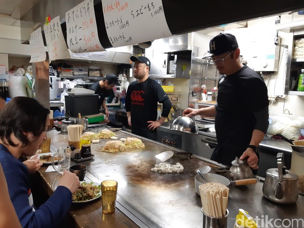 Cara memasak okonomiyaki rupanya cukup lama. Koki akan memulai dengan memasak udon terlebih dahulu. Kemudian udon di tutup dengan sayur. Isian berupa seafood atau daging akan dimasak terpisah. (Bonauli/detikcom) Cara memasak okonomiyaki rupanya cukup lama. Koki akan memulai dengan memasak udon terlebih dahulu. Kemudian udon di tutup dengan sayur. Isian berupa seafood atau daging akan dimasak terpisah. (Bonauli/detikcom)