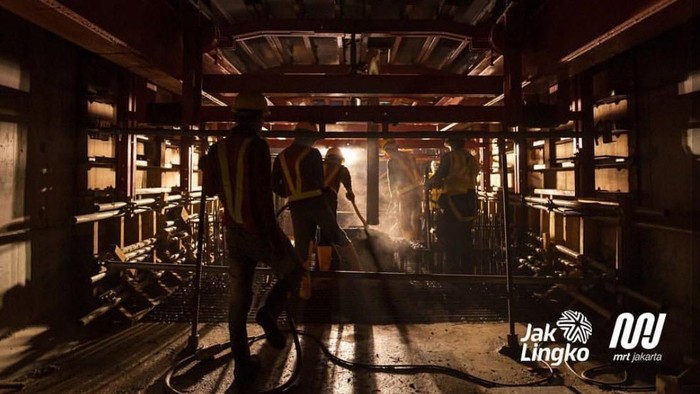 Foto-foto ini memperlihatkan para pekerja proyek MRT Jakarta yang bekerja siang malam hingga akhirnya transportasi massal kebanggan Indonesia itu resmi beroperasi.