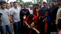 Sejumlah orang nampak turut menyaksikan penampilan kesenian palang pintu khas betawi tersebut.