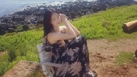 Bomi berjemur sambil menikmati keindahan laut nih... (bomi1004/Instagram)