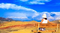 Duduk santai sambil menyaksikan Painted Hills yang menawan (iStock)